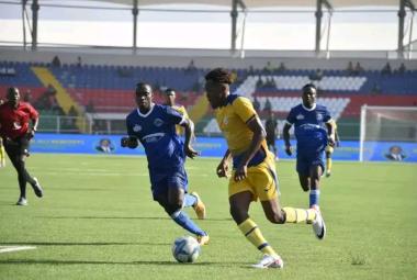 Mchezaji wa Timu ya Mlandege akijaribu kuwahadaa walinzi wa Azam FC