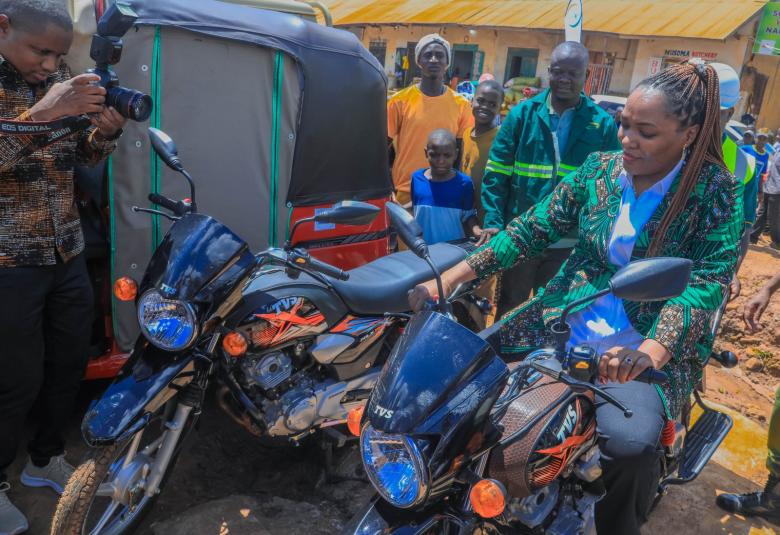 Naibu Waziri wa Nishati, Mhe. Salome Makamba akikabidhi vitendea kazi kwa Shirika la umeme Tanzania TANESCO Mkoa wa Shinyanga