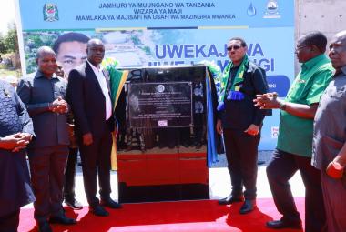 Waziri Mkuu wa Tanzania Mhe. DKT. Mwigulu Nchemba akizindua rasmi jiwe la Msingi Mradi kusukuma na kuhifadhi Maji Mwanza Leo Januari 23/2026
