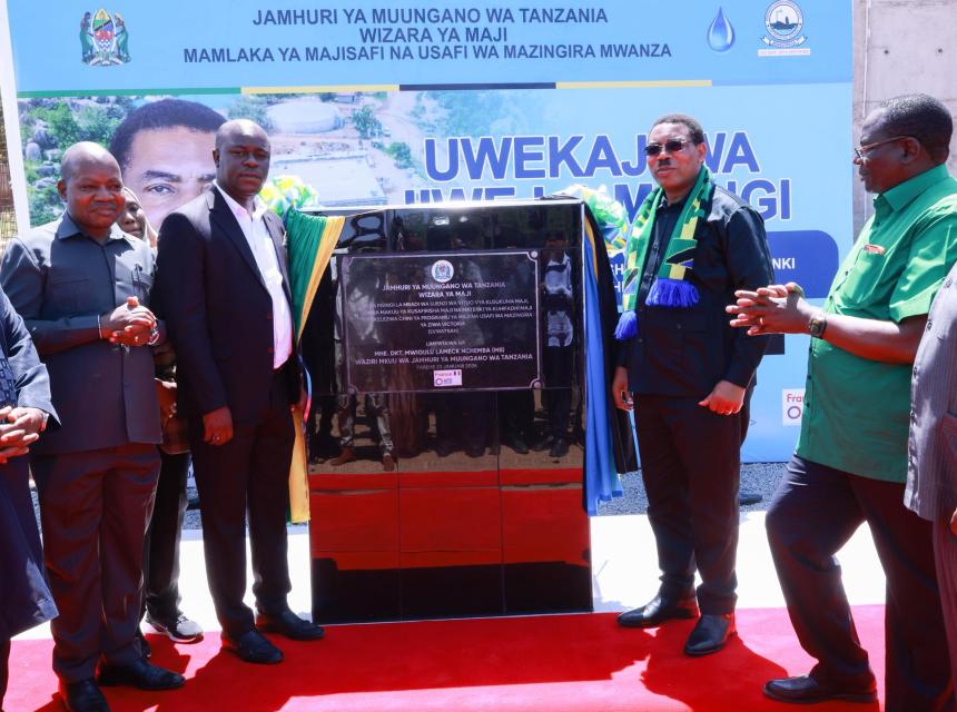 Waziri Mkuu wa Tanzania Mhe. DKT. Mwigulu Nchemba akizindua rasmi jiwe la Msingi Mradi kusukuma na kuhifadhi Maji Mwanza Leo Januari 23/2026