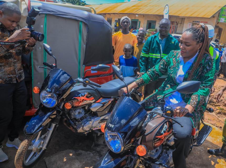 Naibu Waziri wa Nishati, Mhe. Salome Makamba akikabidhi vitendea kazi kwa Shirika la umeme Tanzania TANESCO Mkoa wa Shinyanga