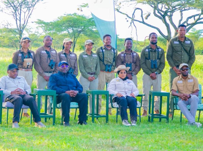 Waziri wa Maliasili na Utalii, Dkt. Ashatu Kijaji (Mb), baada ya kutembelea timu hiyo katika eneo la  Mamlaka ya Hifadhi ya Ngorongoro